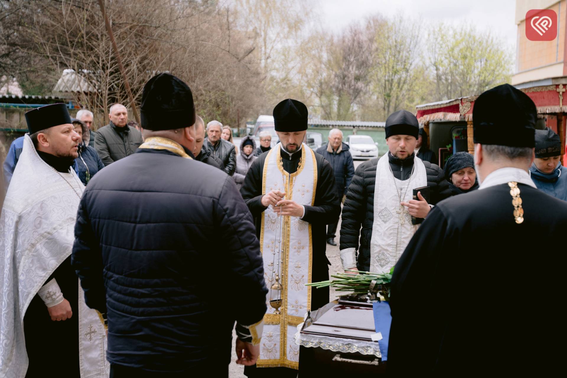 Священники відспівують загиблого на війні героя України
