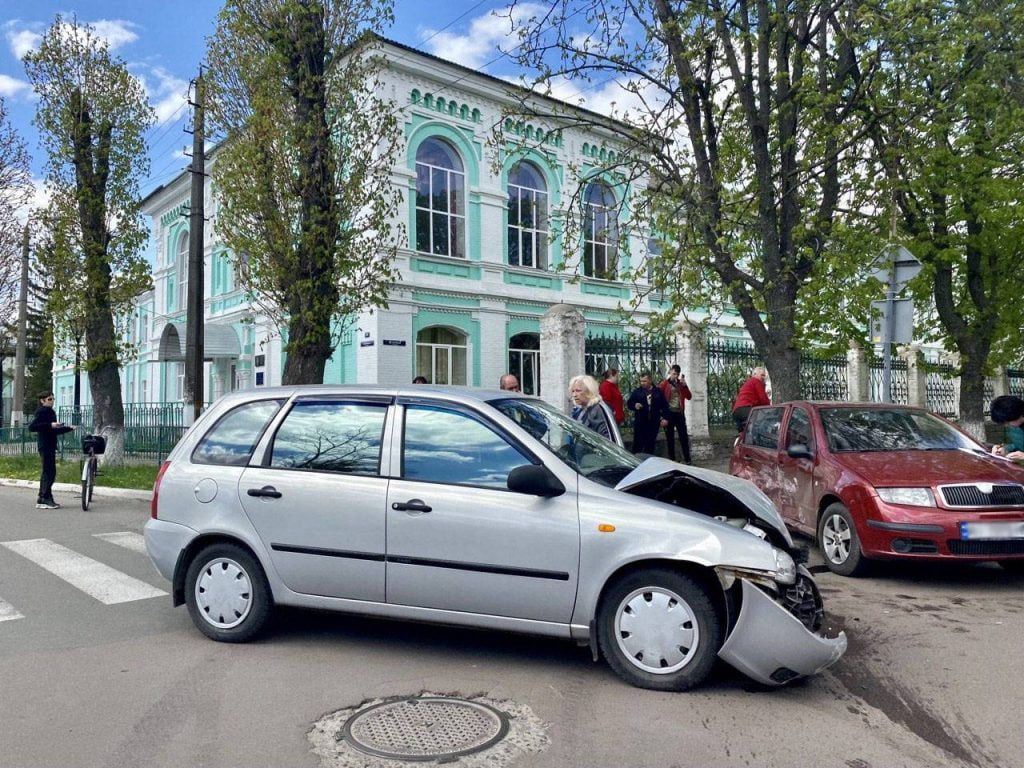 У Переяславі біля гімназії сталася ДТП: фото з місця події