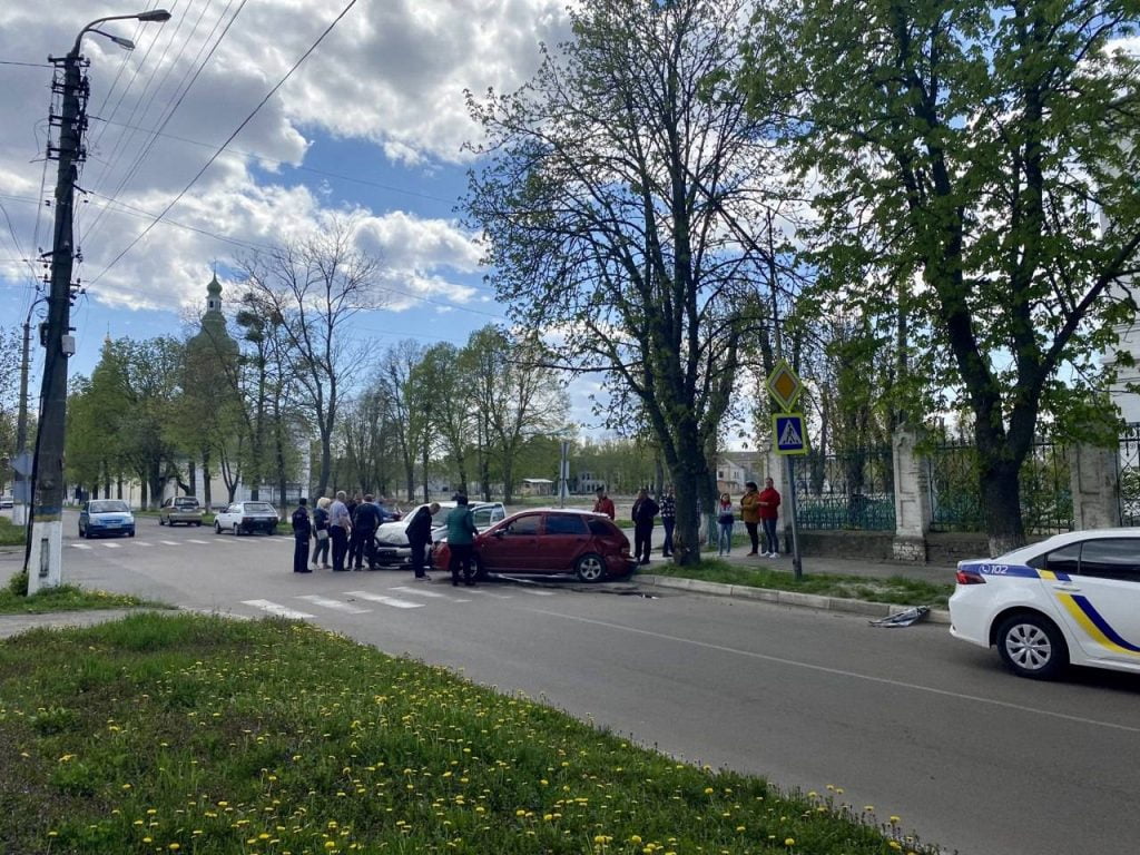 У Переяславі біля гімназії сталася ДТП: фото з місця події