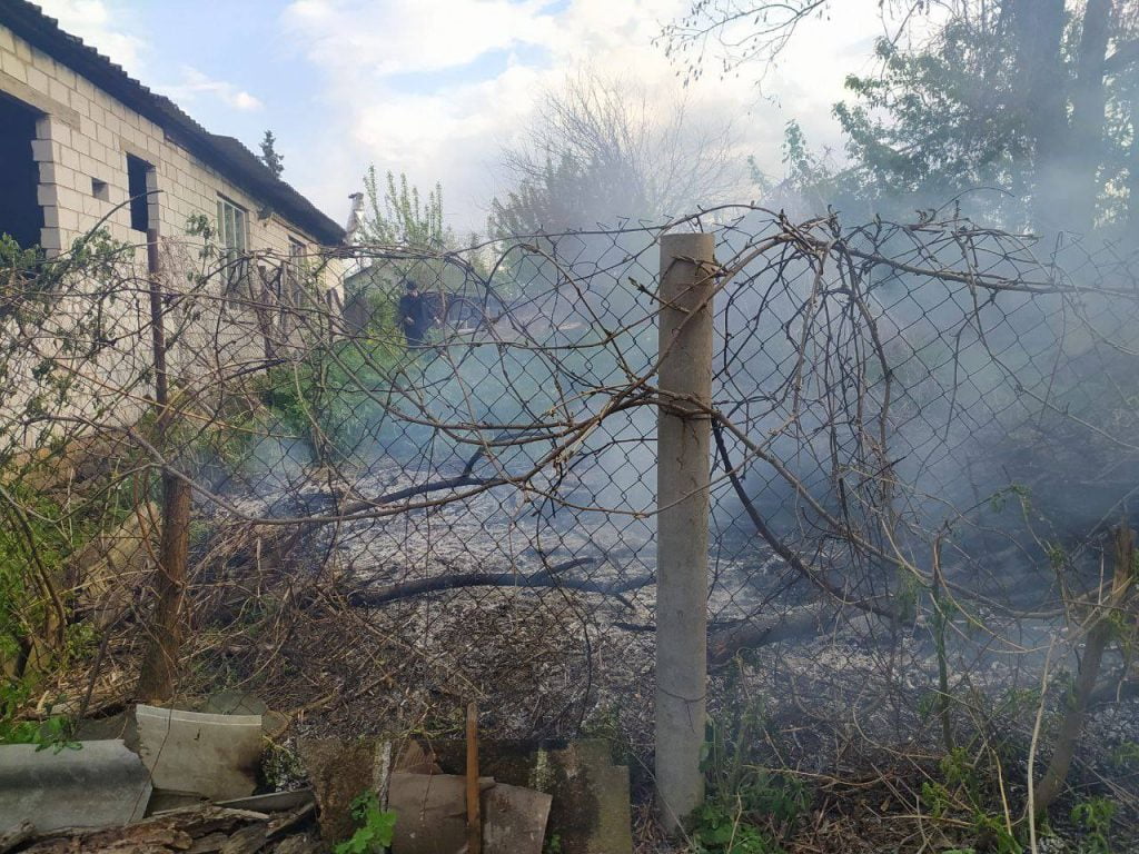 У Переяславі горіло сміття біля господарчої будівлі: фото з місця події