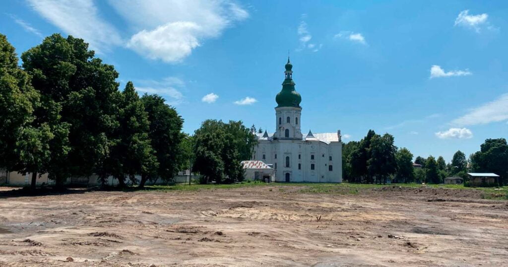 Засиплють ґрунтом, посіють газон та зелені насадження: виконком затвердив прийдешні плани щодо благоустрою території колишнього військового містечка