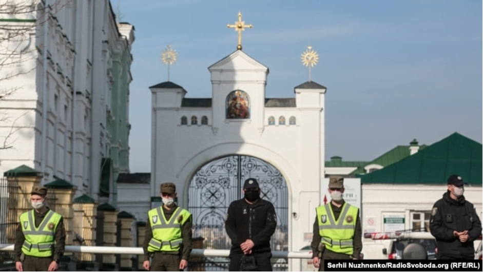 (Патрулювання біля Києво-Печерської лаври, яку на правах оренди використовує УПЦ (МП), й котру закрили на карантин через спалах на її території коронавірусу. Київ, 13 квітня 2020 року)