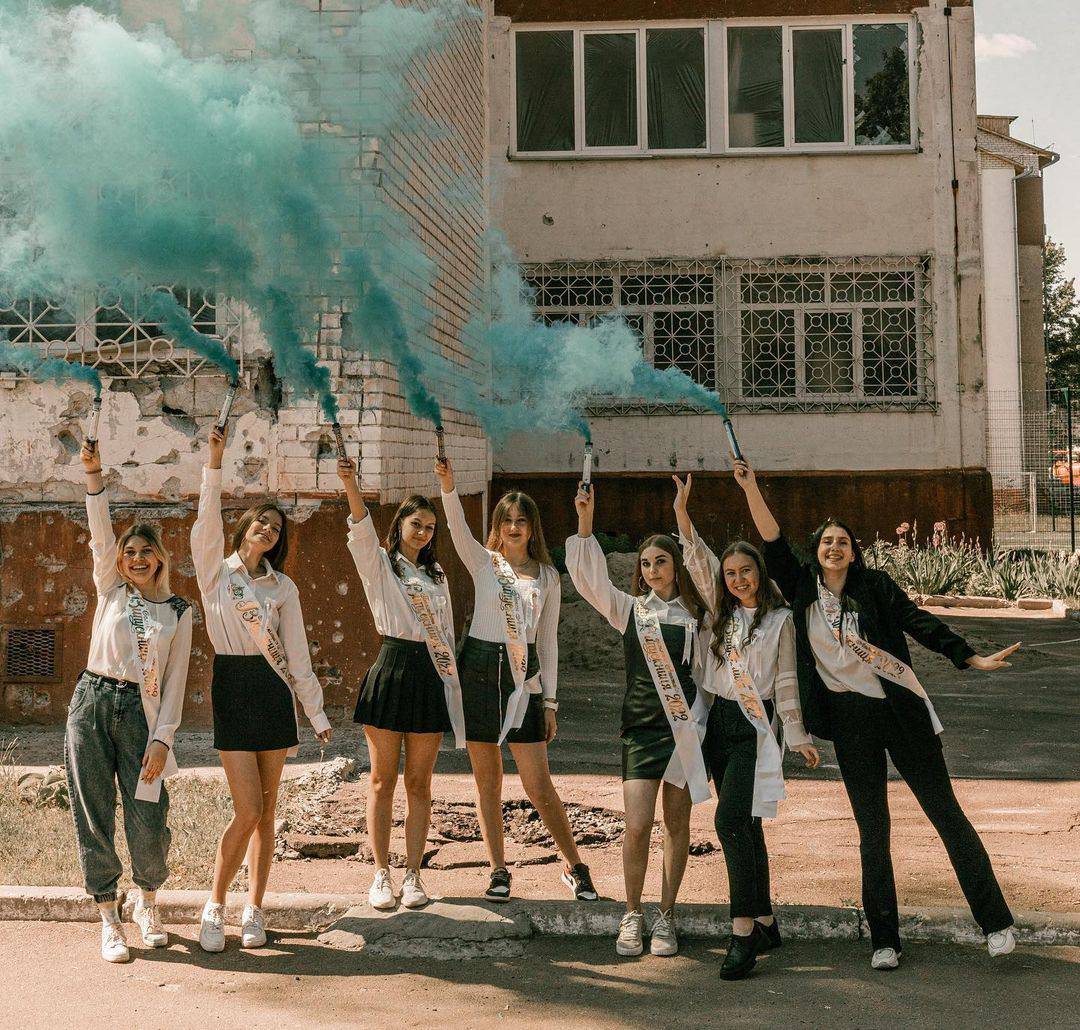 Випускний серед руїн