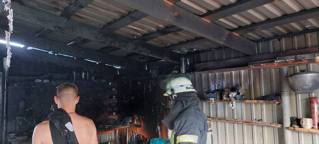 Пожежа в Переяславі: в приватному господарстві горів гараж (фото з місця подій)