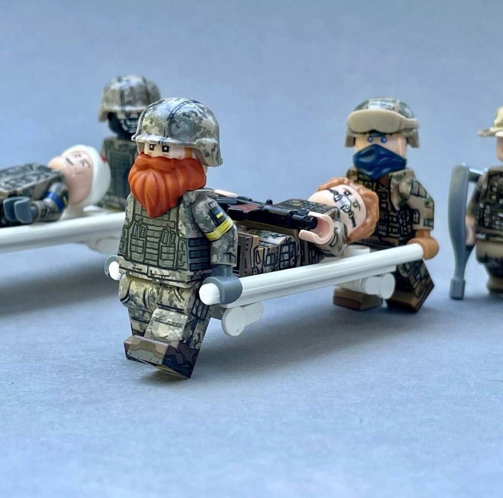 На честь захисників Маріуполя Lego виготовила відповідні фігурки