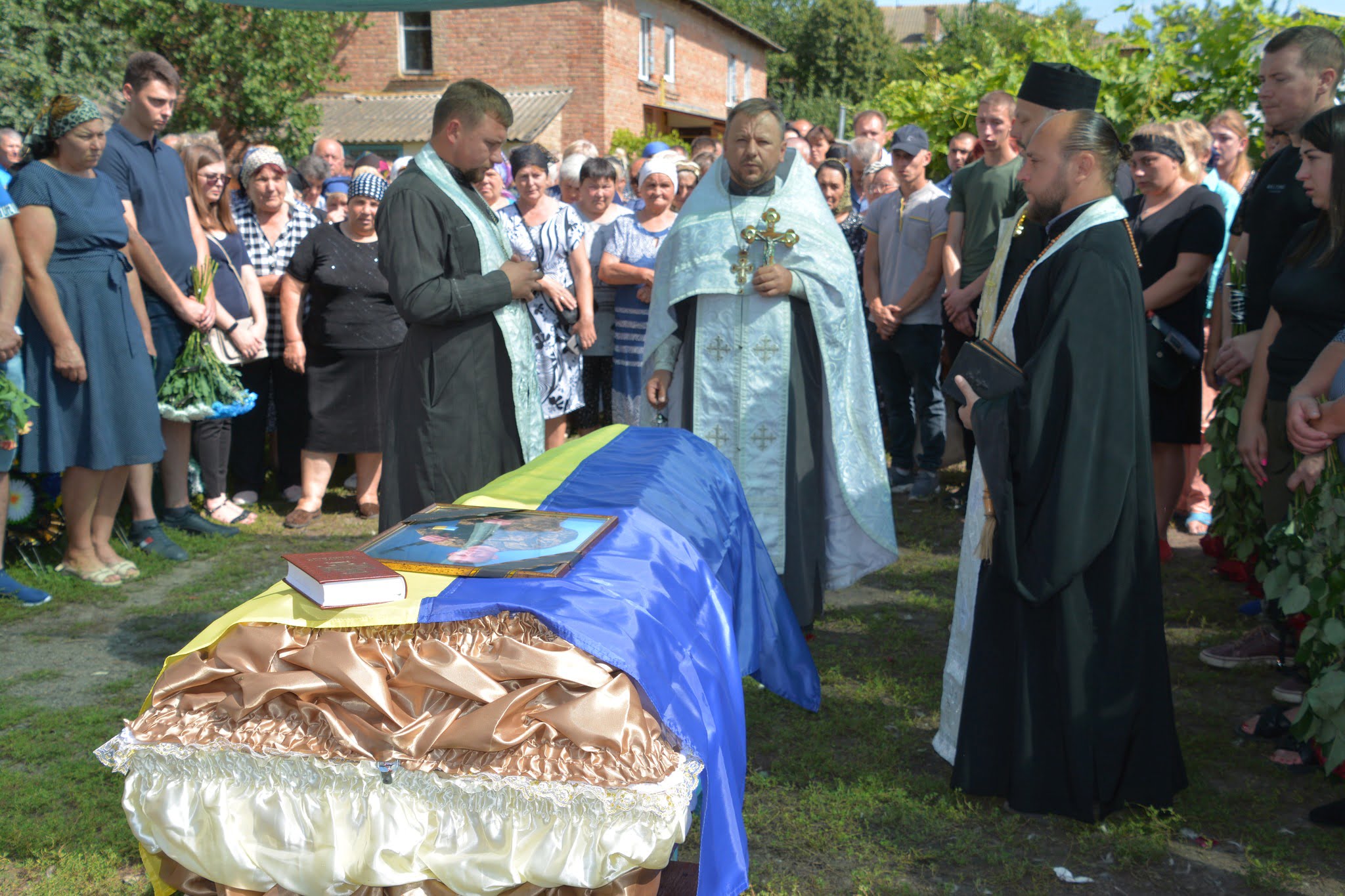 Студениківська громада попрощалась з полеглим захисником