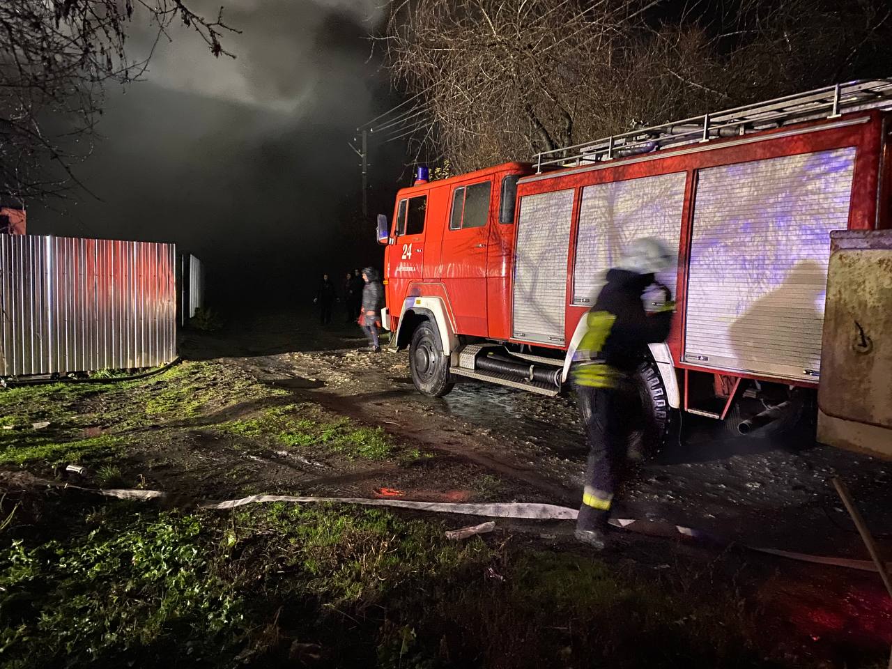 Через гараж загорівся будинок: деталі пожежі в Переяславі (фото та відео)