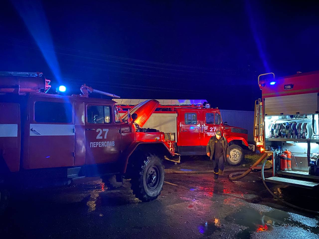 Через гараж загорівся будинок: деталі пожежі в Переяславі (фото та відео)