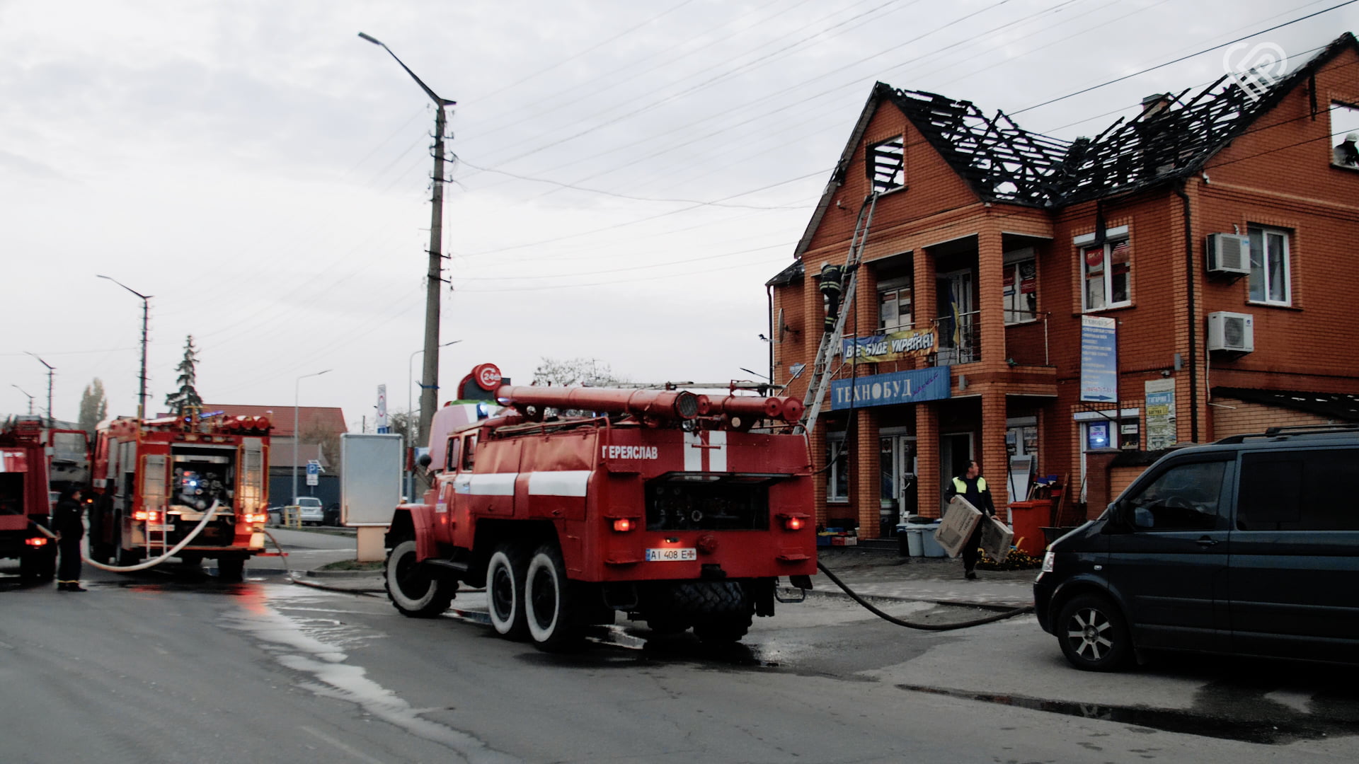 У Переяславі горів магазин «Технобуд»: вщент вигорів дах, причини та збитки встановлюються (фото та відео з місця подій)