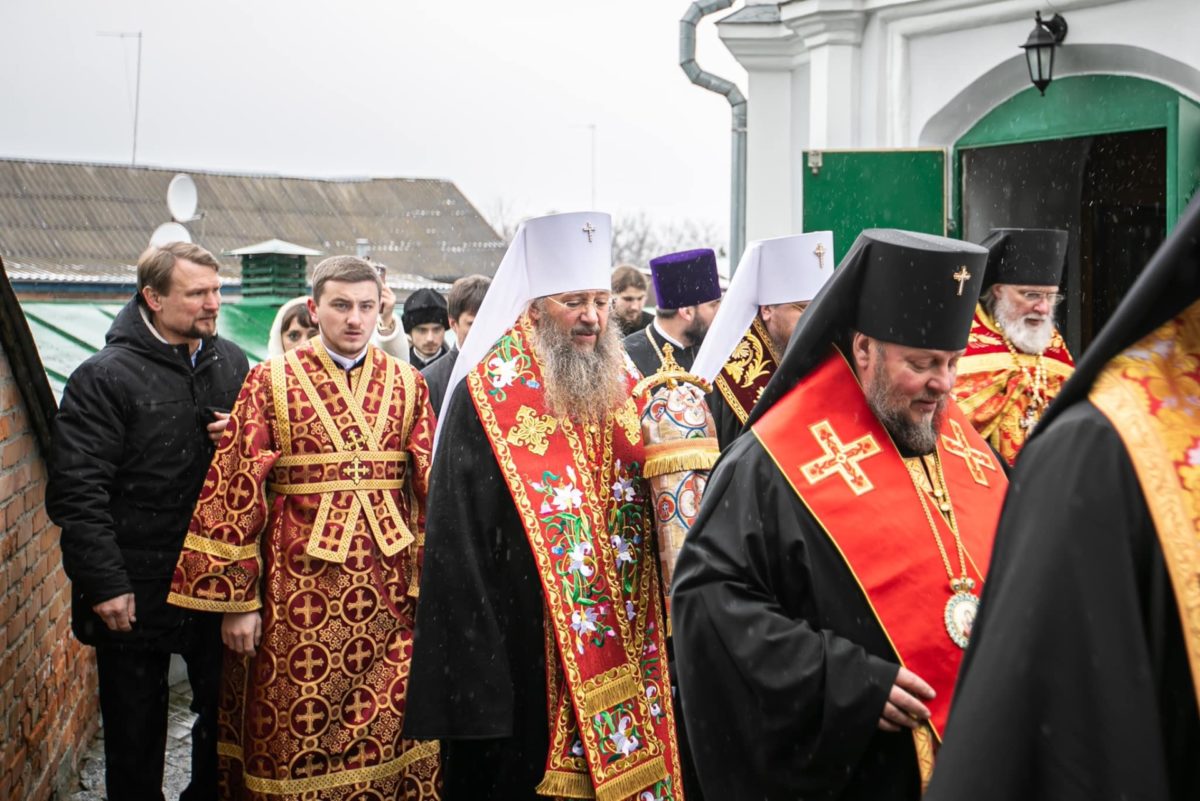 На фото є Антоній Паканіч (посередені) та Антоній Пономаренко (зправа в окулярах) при зустрії мощей чудотворного Макарія у Свято-Михайлівському чоловічому монастирі м. Переяслав