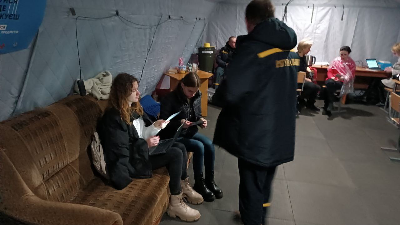 Рятувальники Переяславщини провели заняття для відвідувачів «Пункту незламності»: про що говорили
