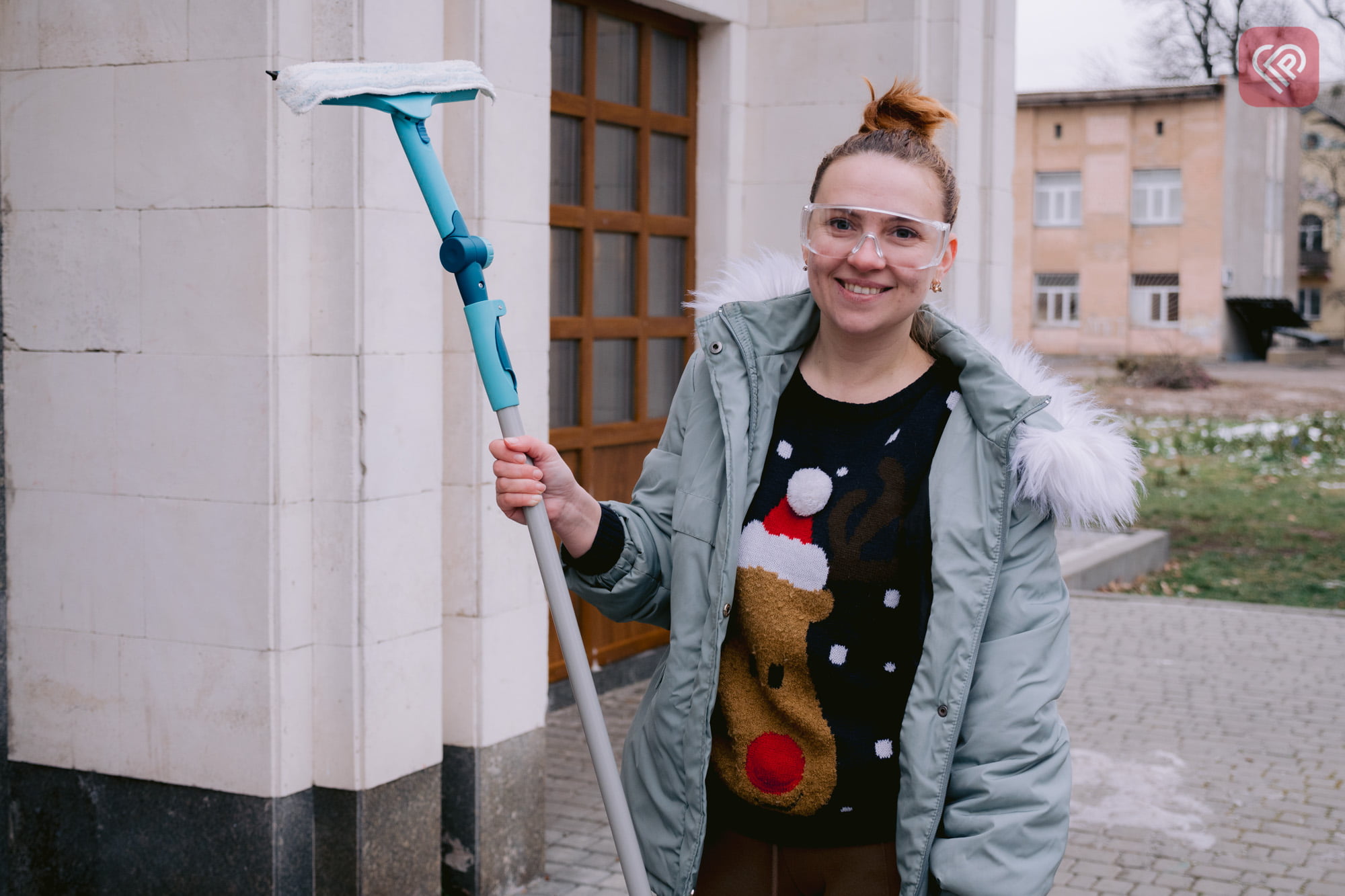 На вікна ЦКМ молодь Переяслава наклеїла бронеплівку: навіщо? 