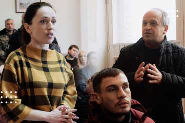 Батьки школярів у Переяславі прийшли до міської ради: поскаржилися на онлайн-начання та відсутність укриттів (відео)