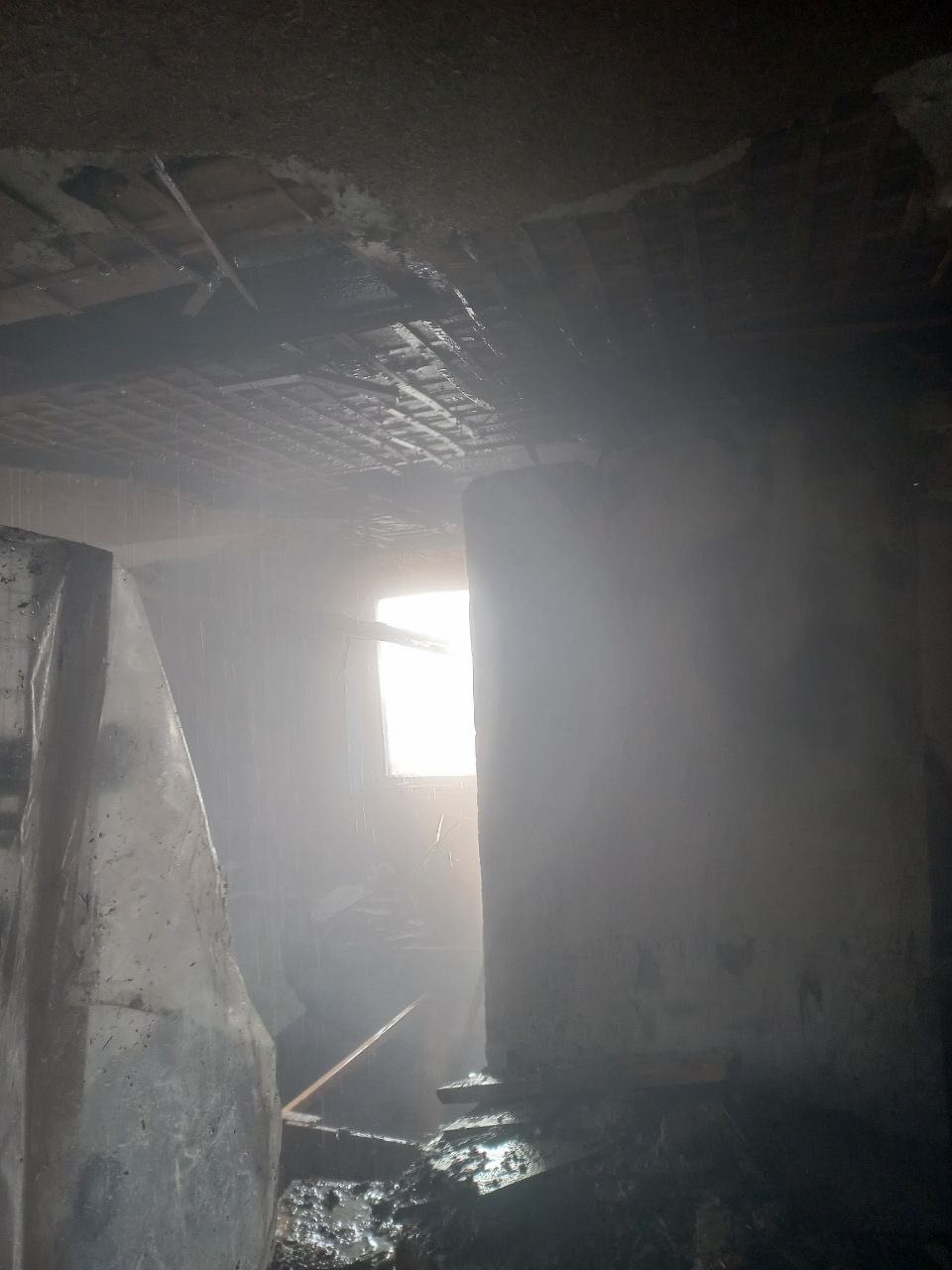 У Переяславі загорілася господарча будівля: пожежу швидко ліквідували (фото)
