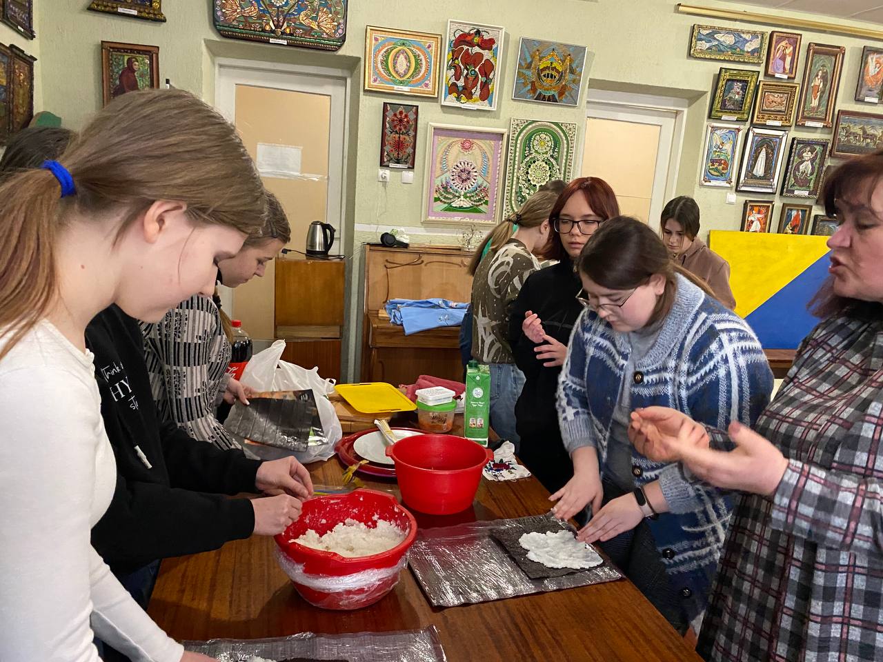 У Переяславському БХТ для дітей провели майстер-клас із виготовлення суші та ролів
