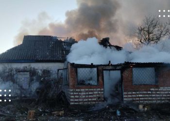 Вчора рятувальники гасили пожежу у Ковалині: вогонь знищив покрівлю і будинку і дві кімнати (фото та відео)