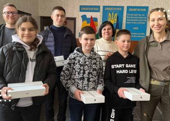 Навчальні заклади Київської області отримали Apple iPad від Мінцифри
