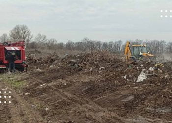 На Переяславщині пожежники ліквідували загорання на несанкціонованому сміттєзвалищі: фото та відео з місця подій