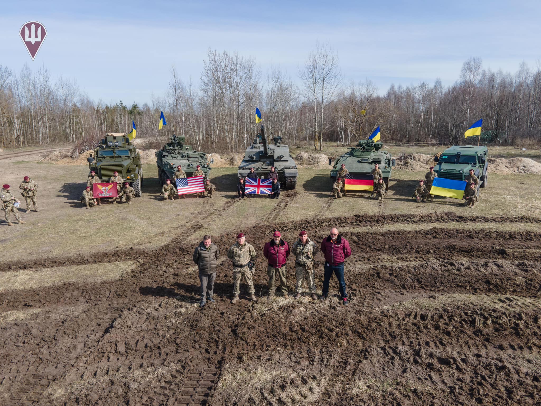 США передали українським військовим броньовані машини Cougar класу MRAP.