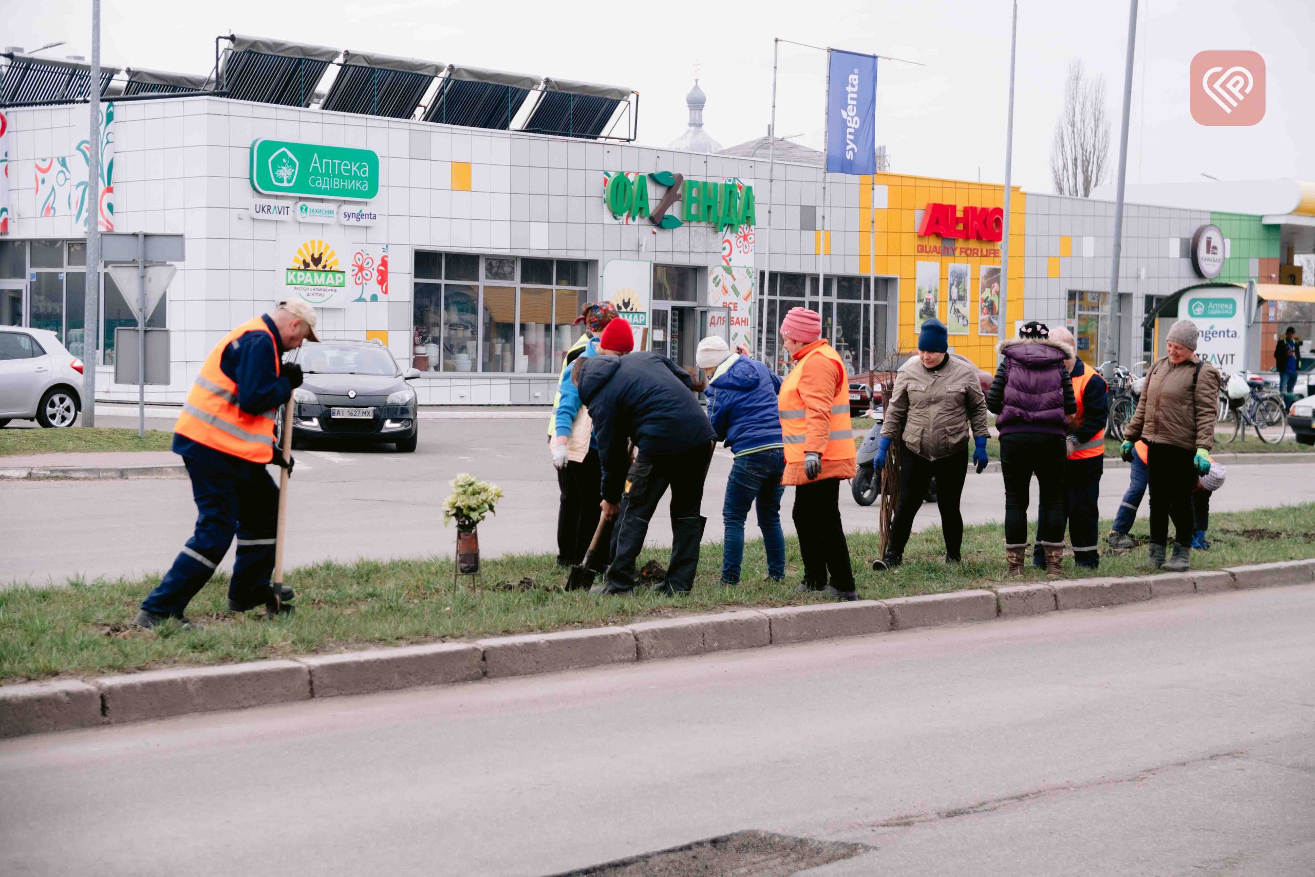 У Переяславі відбулись роботи по благоустрою: висаджували кущі, прибирали парк Шевченка та облаштовували зелену зону вздовж вулиці Богдана Хмельницького