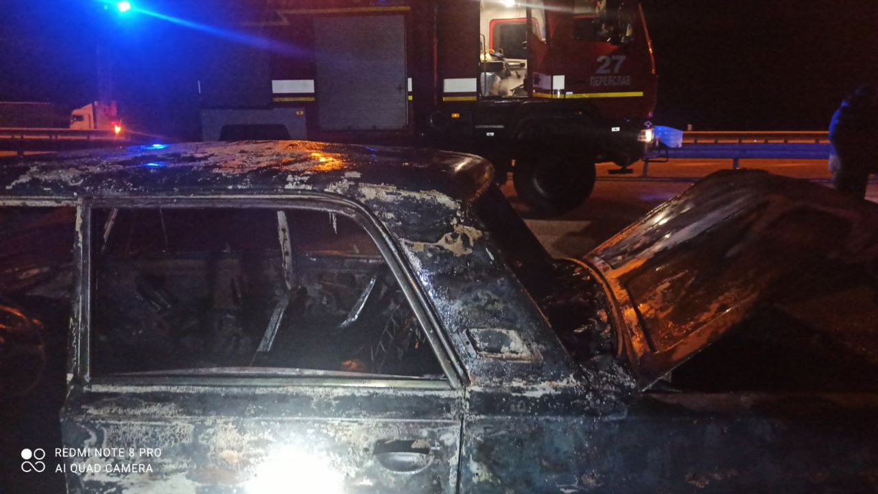 На Переяславщині повністю згорів автомобіль: фото з місця події
