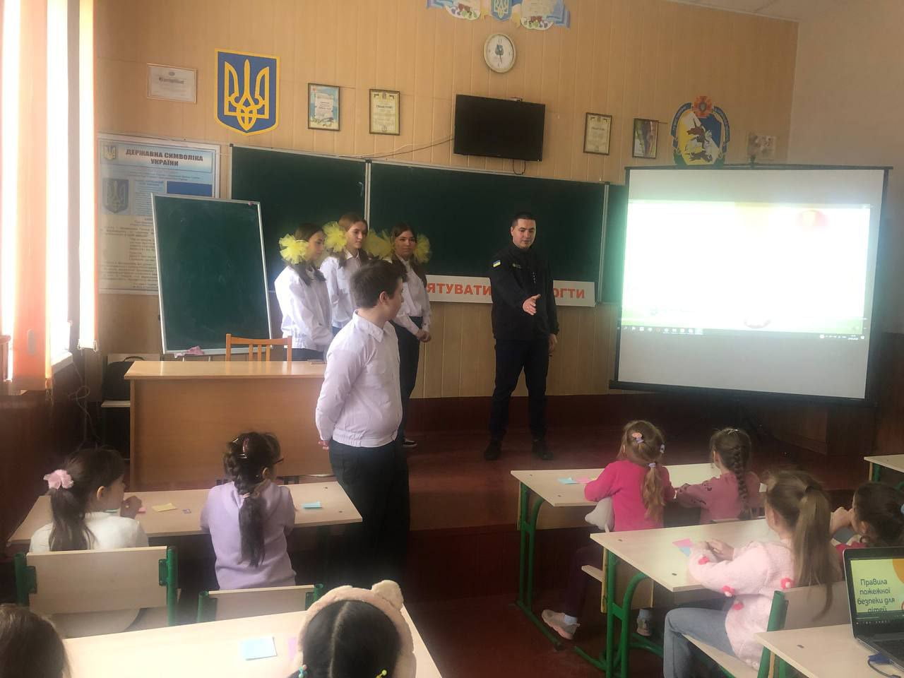 Рятувальники Бориспільського району провели урок безпеки для першокласників Переяславської гімназії