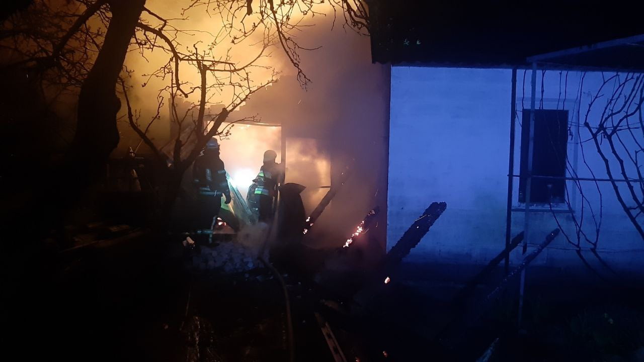 Напередодні Великодня на Переяславщині зайнялась господарча будівля: згоріло авто та 20 курей