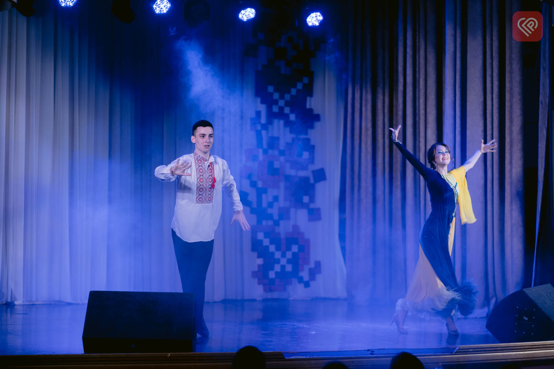 Танцювали, співали і збирали кошти на потреби ЗСУ: артисти Бориспільщини дали благодійний концерт у Переяславському ЦКМ