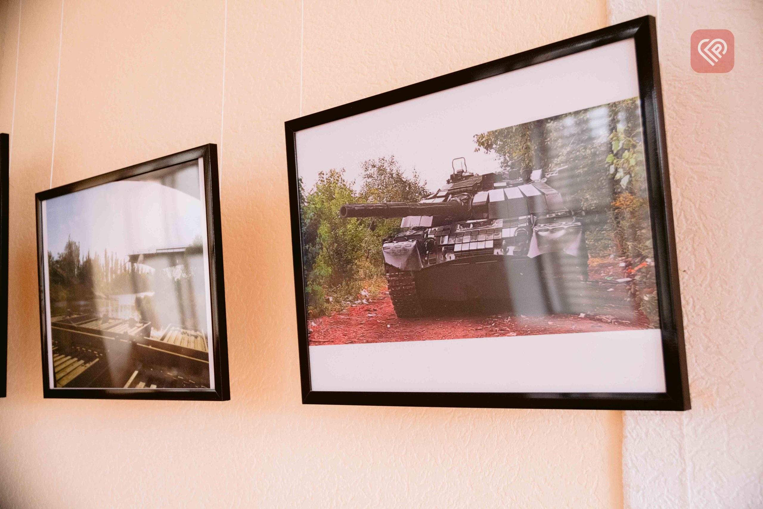 У Переяславі до 26 квітня експонуватимуть фотовиставку «С#ка війна»: відвідавши її ви можете допомогти нашим захисникам (фоторепортаж з відкриття)