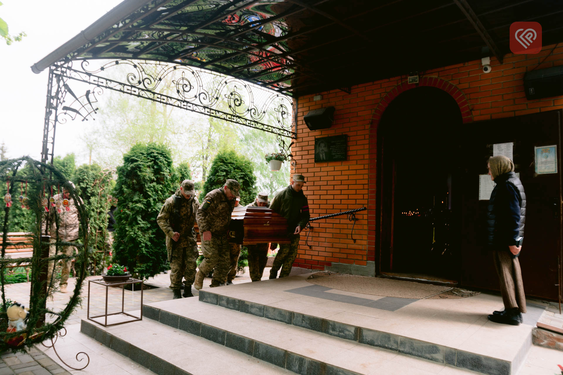 У Переяславі та Єрківцях люди провели в останній шлях воїна Віталія Михальчишина: він помер унаслідок травм отриманих при виконанні бойового завдання