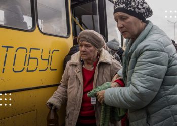 Брали участь у евакуації населення: водії шкільних автобусів з Переяслава отримали відзнаки від МО України