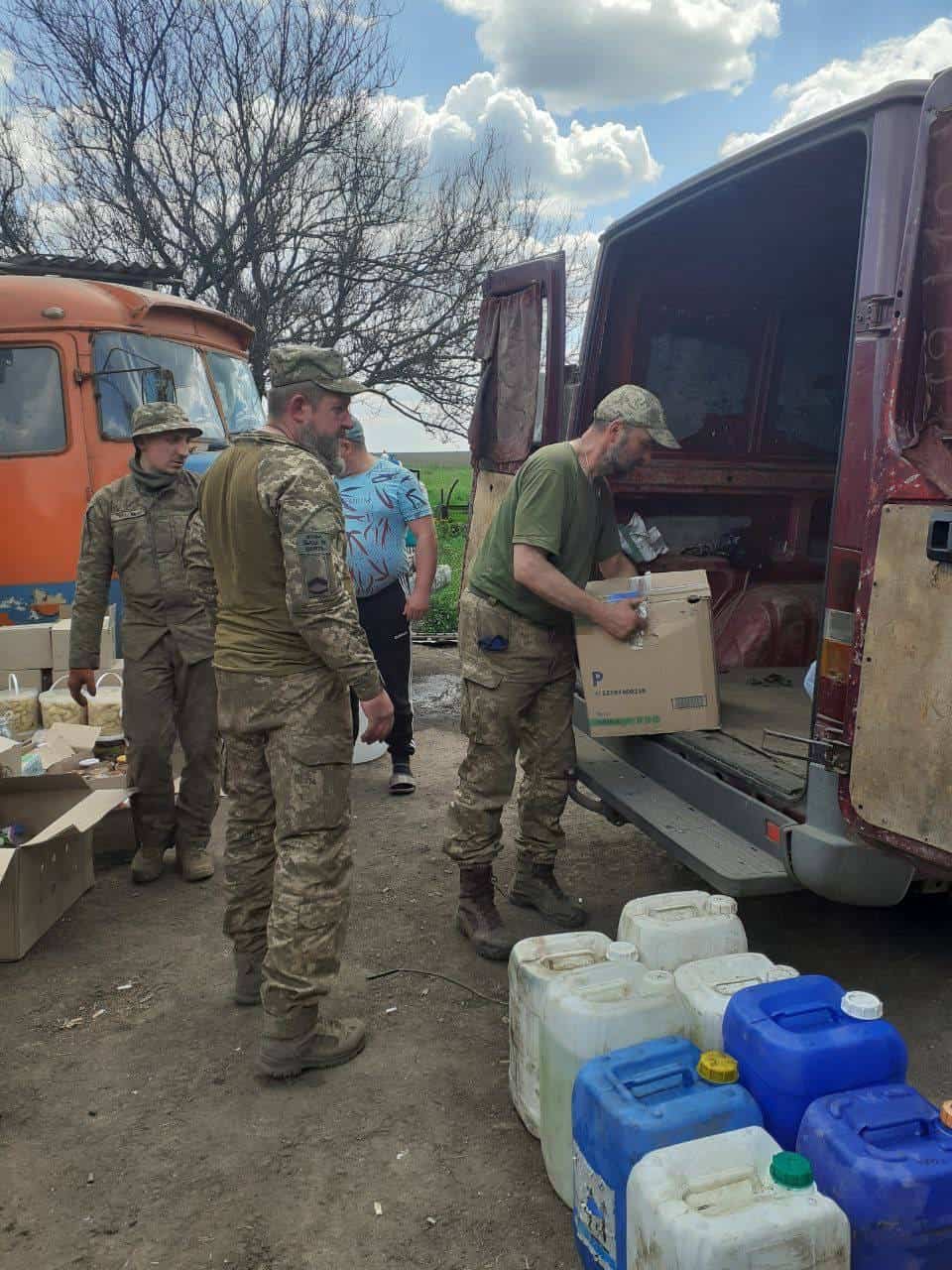 Волонтери з організації «4.5.0. Переяслав» відвідали передові позиції земляків на Бахмутському напрямку: передали плитоноски, шоломи, продукти харчування та інше