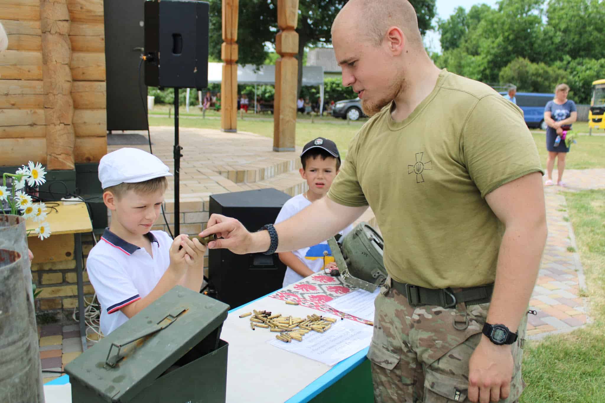 У Чопилках відкрили мистецький простір:  розписували військові артефакти й згадували про загиблого односельця Віталія Терещенка