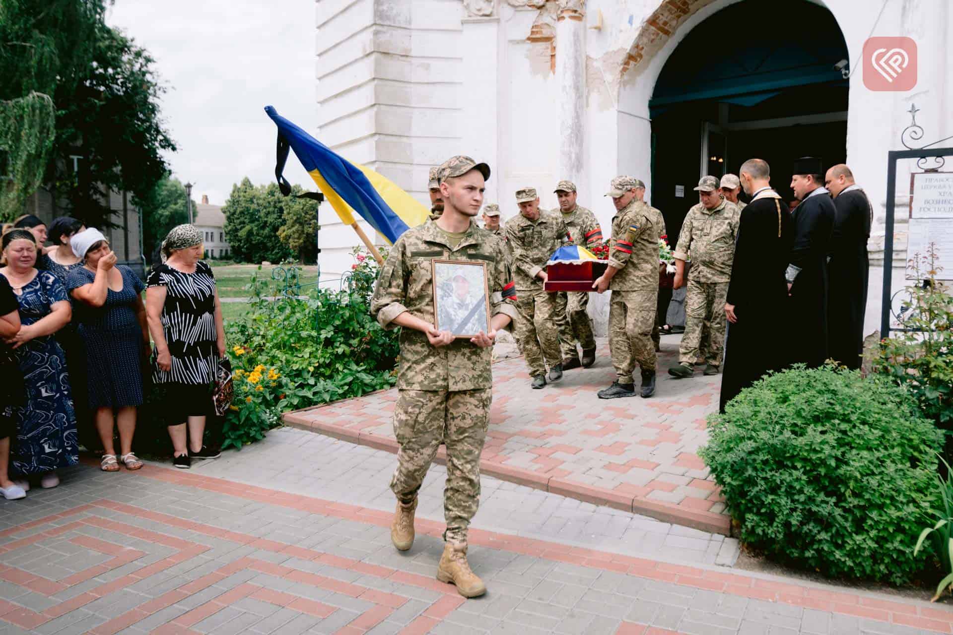 У Переяславі попрощались із захисником Віктором Іваненком: воїна провели в останню путь