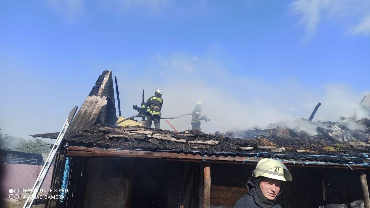 На Переяславщині сталась пожежа: вогнем знищено 2 тонни сіна (фото та відео)