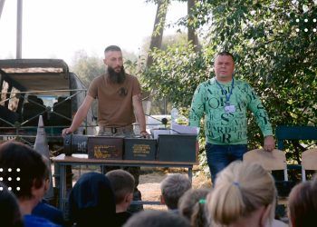 Волонтер ГО «4.5.0 Переяслав» та воїн бригади «Маґура» поспілкувалися з учнями Демʼянецької гімназії