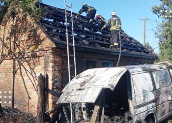 На Переяславщині горіла господарча будівля: внаслідок пожежі згоріло авто (фото + відео)