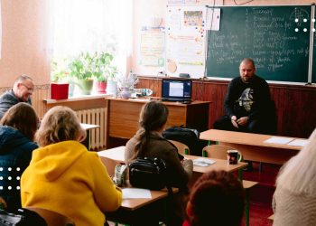 У переяславській гімназії представник фонду Маші Єфросиніної навчав педагогів надавати психологічну допомогу