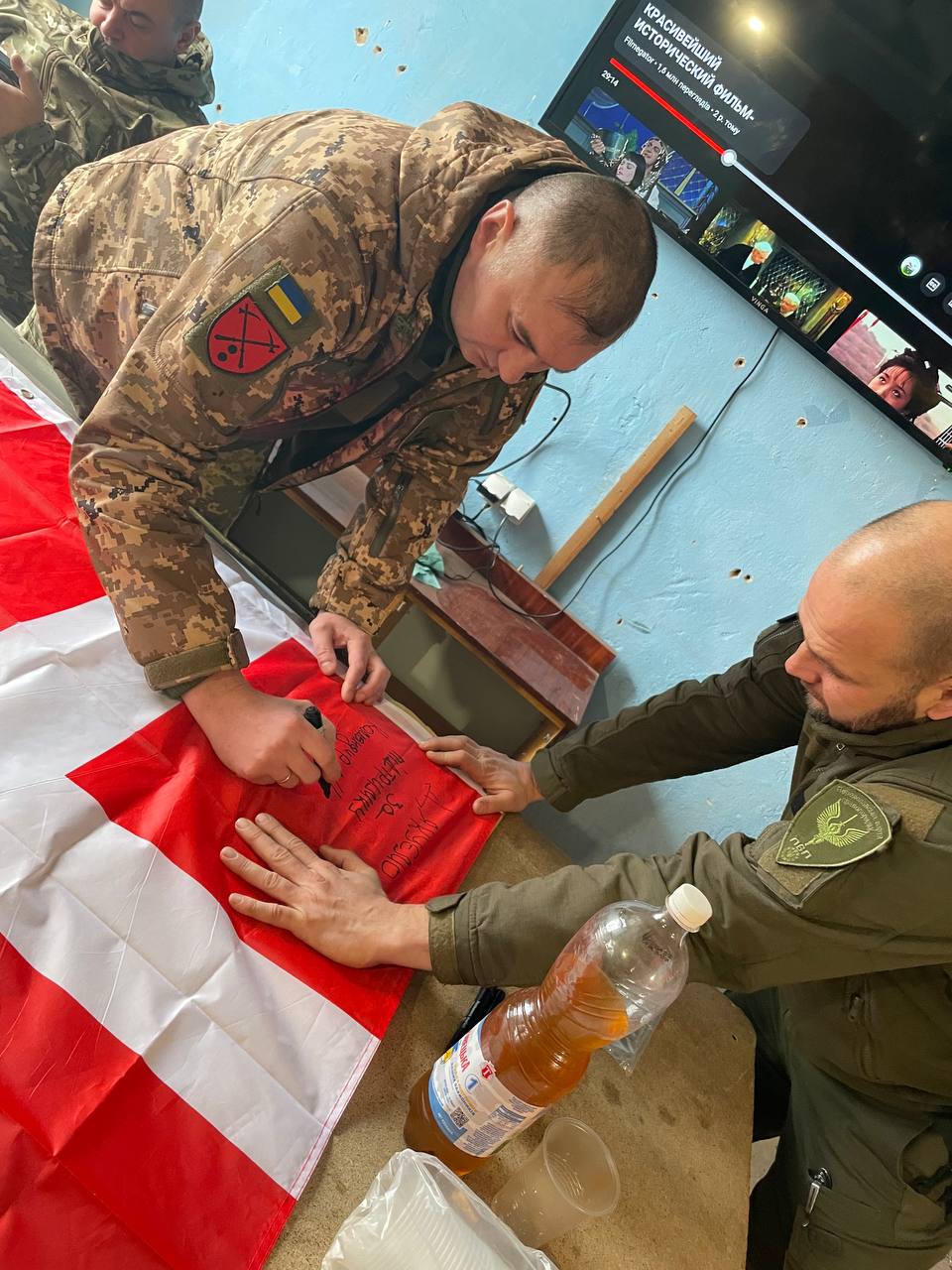 Новорічний стіл на фронті: переяславці передали воїнам олів'є, оселедець під шубою, мандарини й цукерки