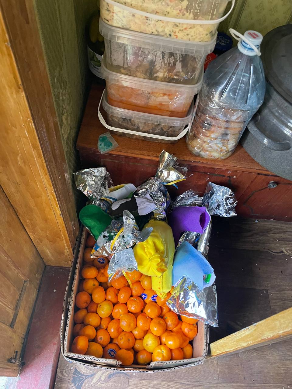 Новорічний стіл на фронті: переяславці передали воїнам олів'є, оселедець під шубою, мандарини й цукерки