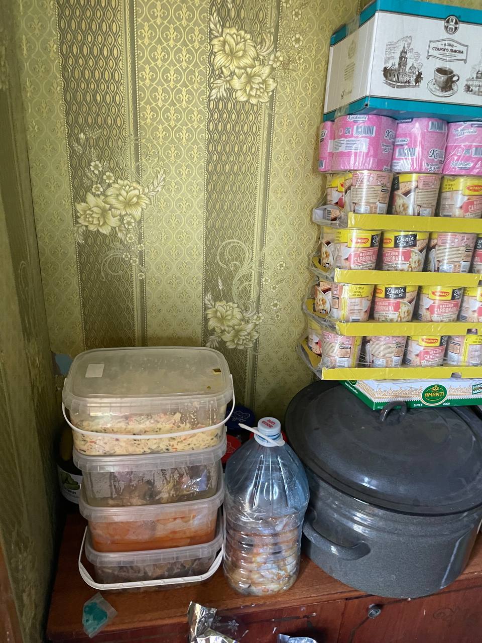 Новорічний стіл на фронті: переяславці передали воїнам олів'є, оселедець під шубою, мандарини й цукерки