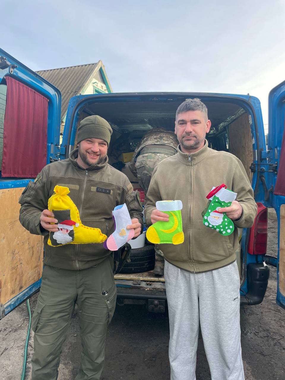 Новорічний стіл на фронті: переяславці передали воїнам олів'є, оселедець під шубою, мандарини й цукерки