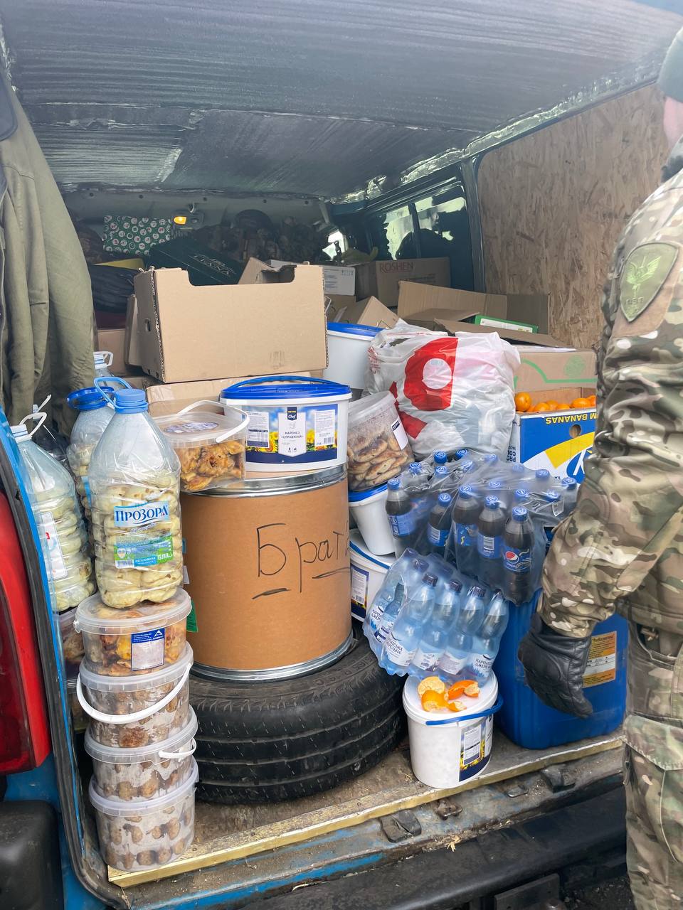 Новорічний стіл на фронті: переяславці передали воїнам олів'є, оселедець під шубою, мандарини й цукерки