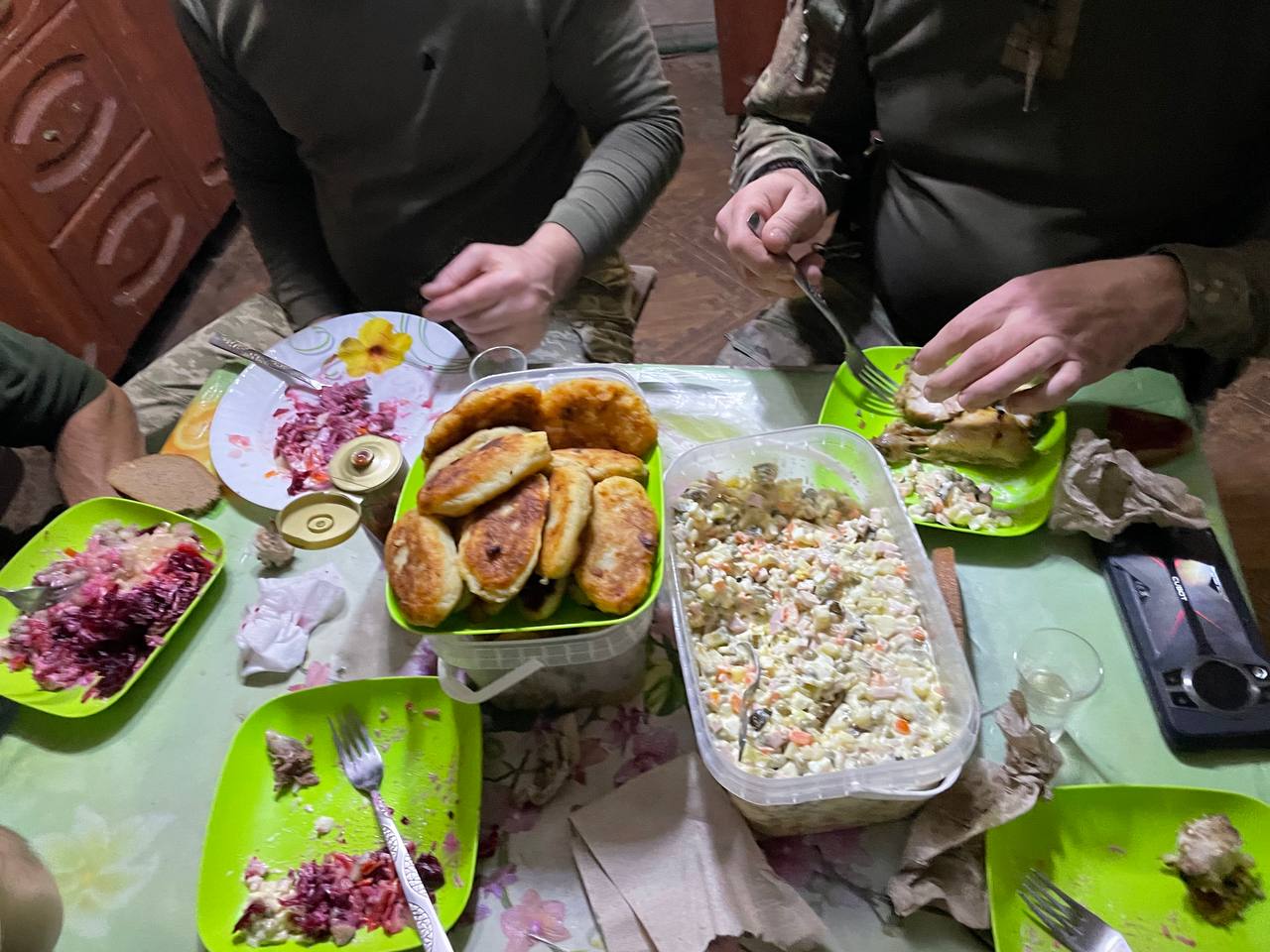 Новорічний стіл на фронті: переяславці передали воїнам олів'є, оселедець під шубою, мандарини й цукерки