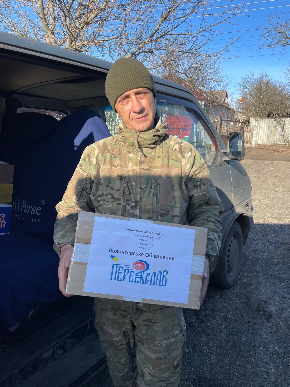 Новорічний стіл на фронті: переяславці передали воїнам олів'є, оселедець під шубою, мандарини й цукерки