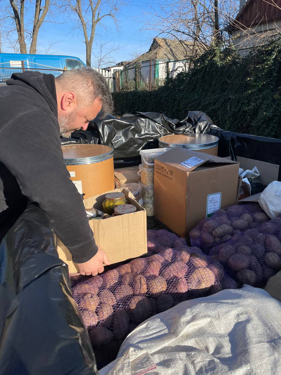 Новорічний стіл на фронті: переяславці передали воїнам олів'є, оселедець під шубою, мандарини й цукерки