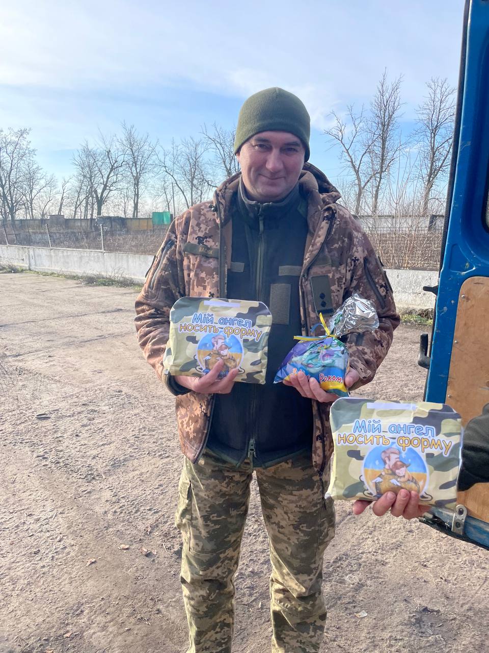 Новорічний стіл на фронті: переяславці передали воїнам олів'є, оселедець під шубою, мандарини й цукерки