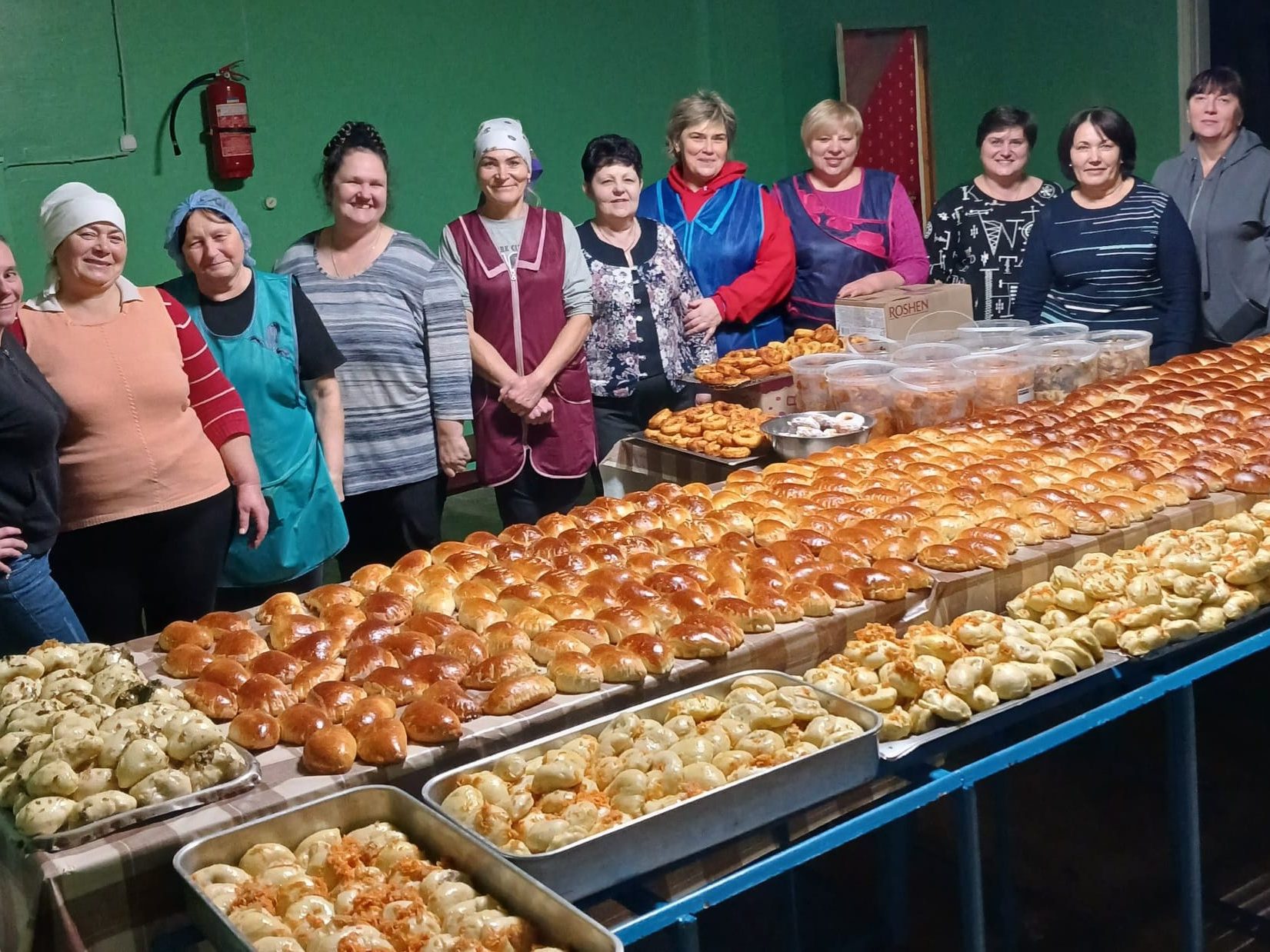 Новорічний стіл на фронті: переяславці передали воїнам олів'є, оселедець під шубою, мандарини й цукерки