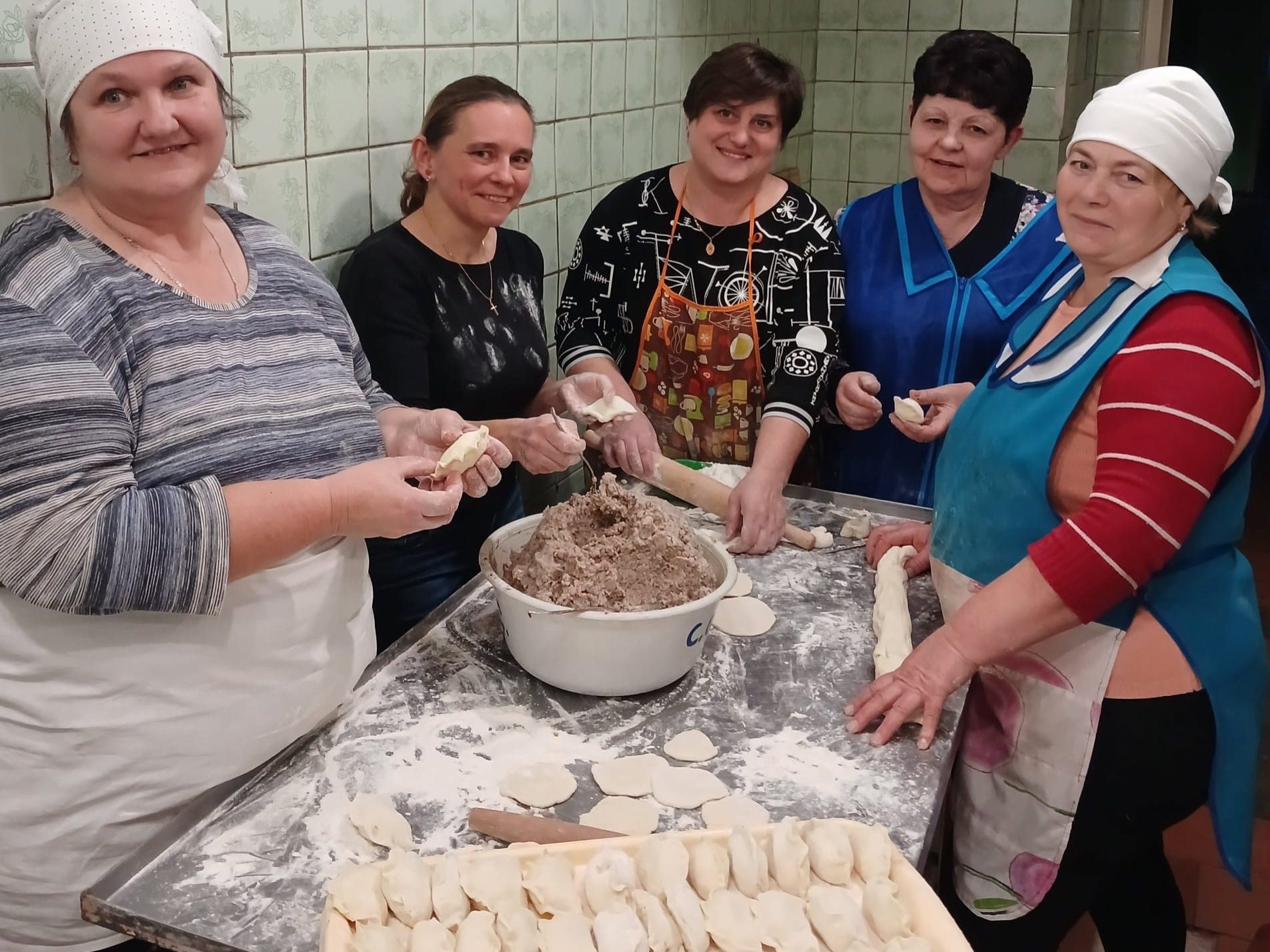 Новорічний стіл на фронті: переяславці передали воїнам олів'є, оселедець під шубою, мандарини й цукерки