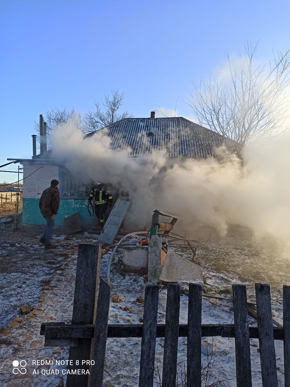 У будинку на Переяславщині сталася пожежа: у кімнаті загорілися речі (фото та відео)